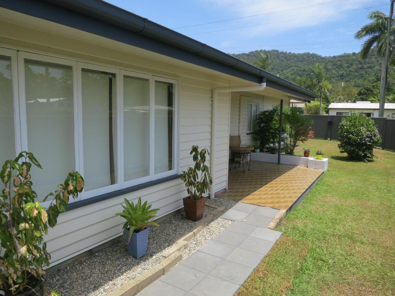 Edge Hill Green Oasis: Central Cairns Retreat Exterior photo