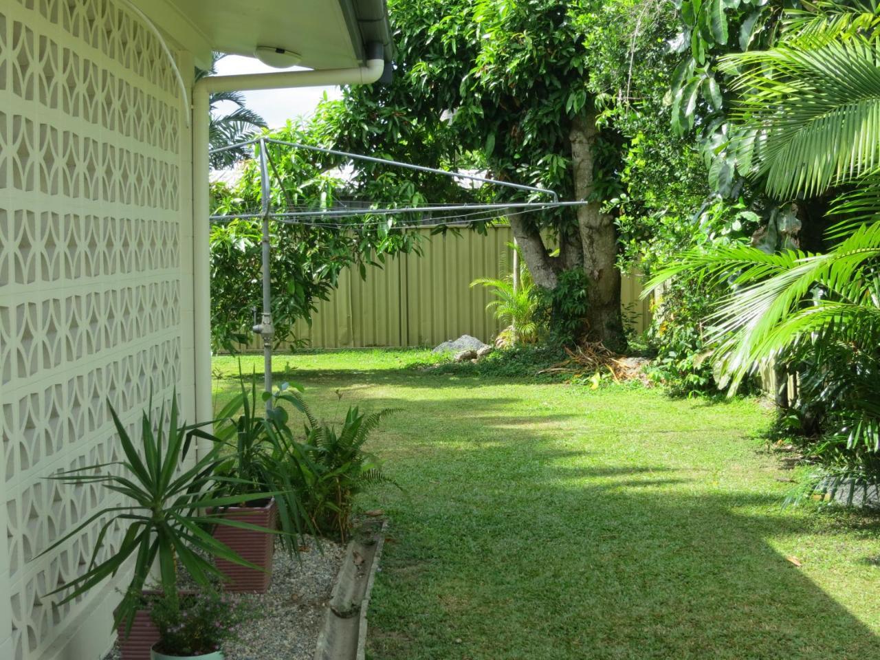 Edge Hill Green Oasis: Central Cairns Retreat Exterior photo