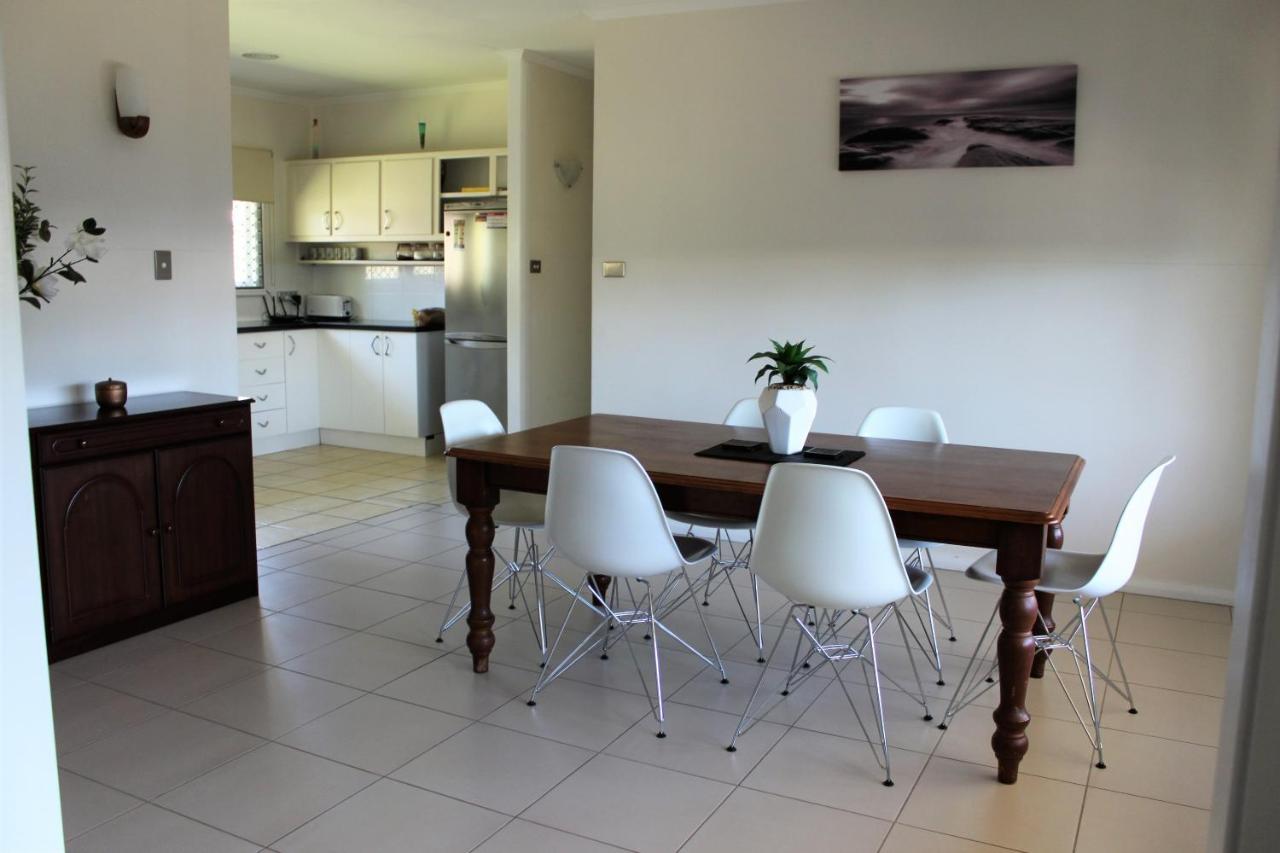 Edge Hill Green Oasis: Central Cairns Retreat Exterior photo